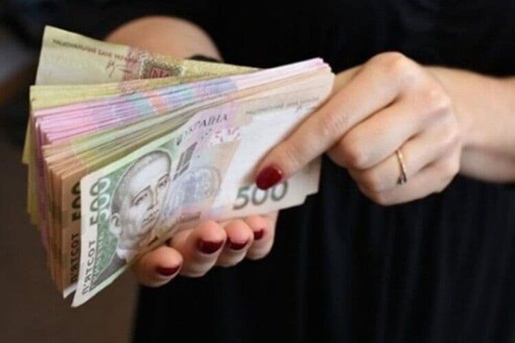 У Сумах судитимуть директорку школи, яка 6 років платила зарплату працівнику, який був за кордоном