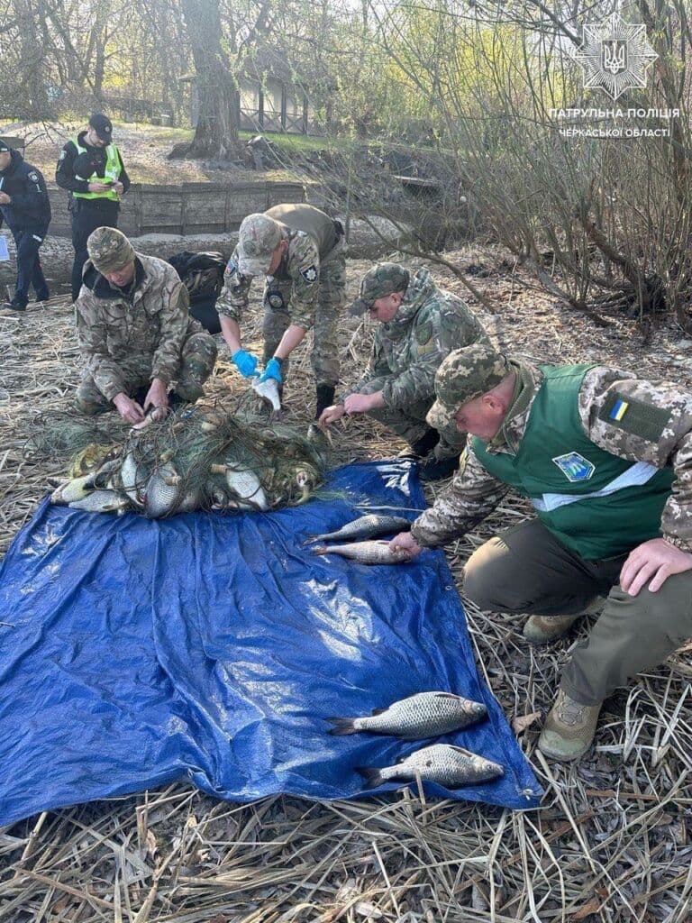 На Черкащині чоловіки наловили риби на понад 100 тисяч штрафу