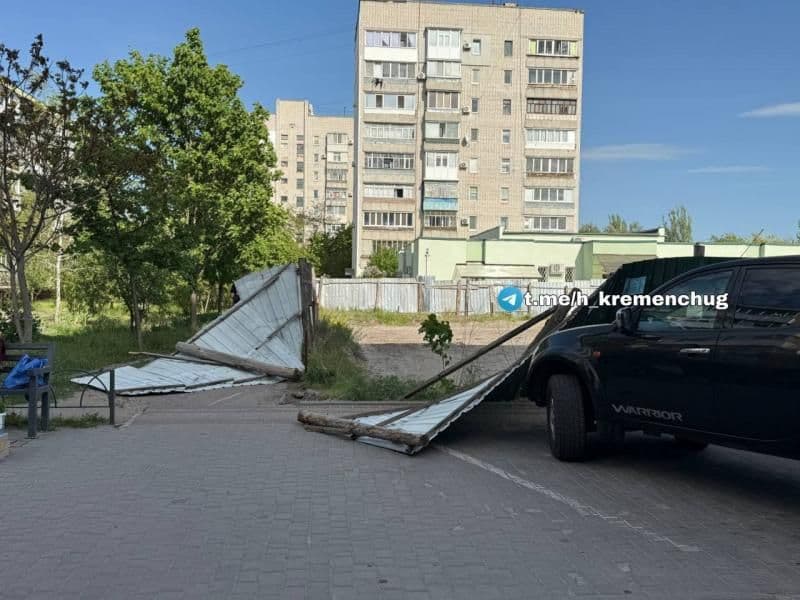На Першому занасипу впав паркан і зачепив автівку