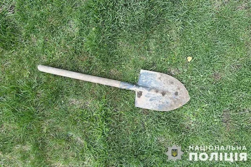 Мешканка Чортківщини побила співмешканця лопатою по голові